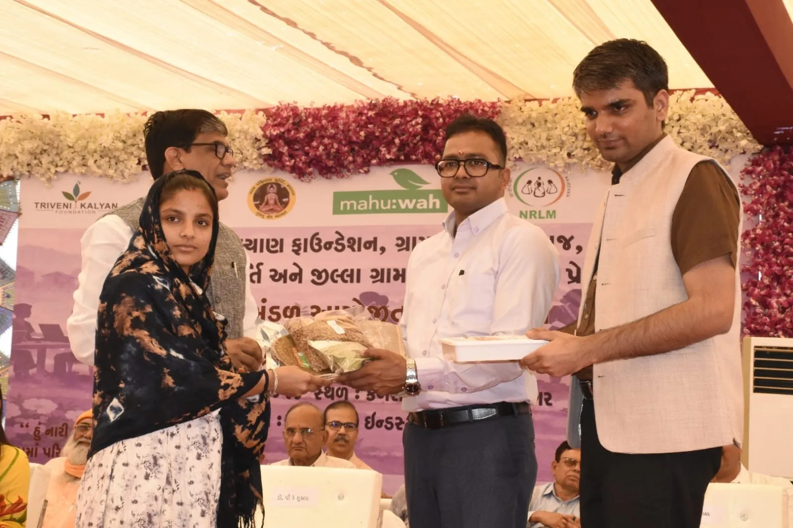 મહુવામાં આંતરરાષ્ટ્રીય મહિલા દિવસની રાજ્યસ્તરીય ભવ્ય ઉજવણી, ૩૦૦૦થી વધુ બહેનોની ઉપસ્થિતિમાં સખી મંડળોનું સન્માન 3 mahuva international women day celebration sakhi mandal awards 1.png