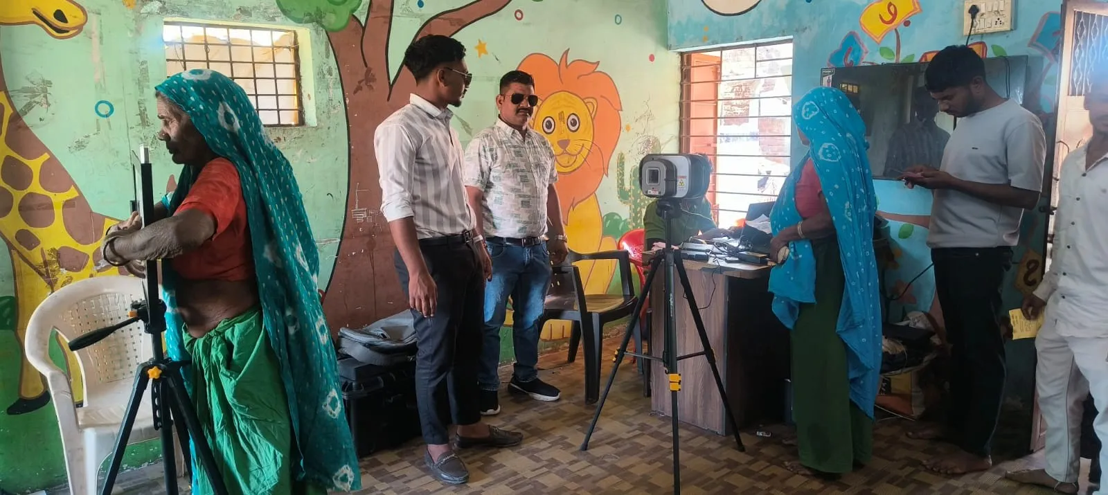 ટીબી મુક્ત ભારત અભિયાન અંતર્ગત દાહોદના છાપરી ગામે પોર્ટેબલ એક્ષ-રે મશીનથી ટીબી તપાસ કેમ્પ યોજાયો 2 Dahod TB Screening Portable X Ray Camp 1.png