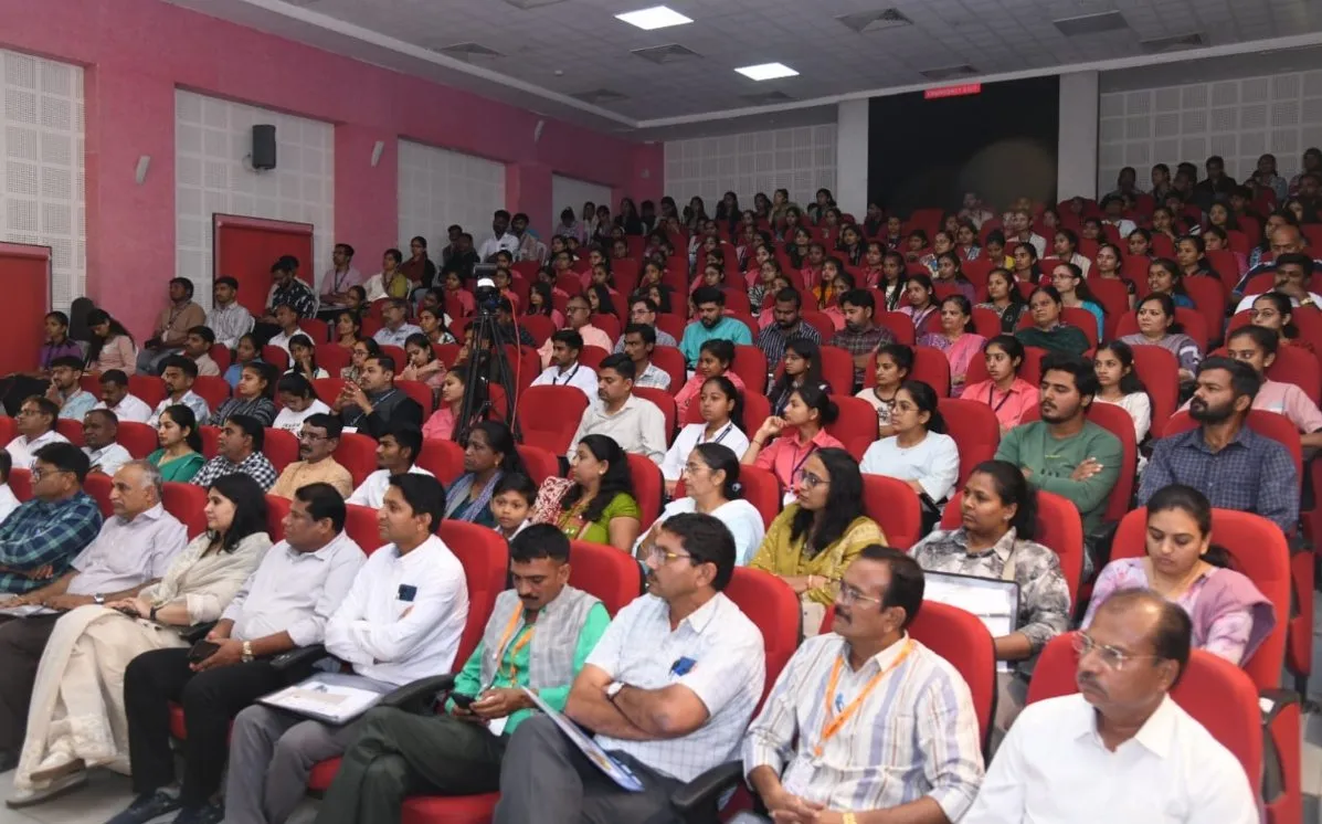 સૌરાષ્ટ્ર યુનિવર્સિટીમાં ડો. આંબેડકરના શિક્ષણ દર્શન વિષયક પરિસંવાદ, કિશોરભાઈ મકવાણા ‘ભીમરત્ન’ એવોર્ડથી સન્માનિત 3 Saurashtra University Ambedkar Education Seminar Bhimratna Award 1.jpeg