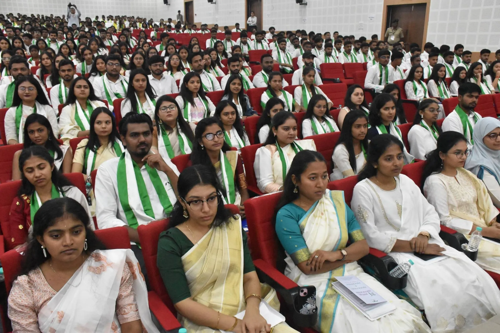 નવસારી કૃષિ યુનિવર્સિટીના દીક્ષાંત સમારોહમાં ૬૯૩ વિદ્યાર્થીઓને પદવી, પ્રાકૃતિક ખેતી માટે સંશોધન કરવા રાજ્યપાલનું આહ્વાન 4 Navsari Agricultural University Convocation 2026 1.png