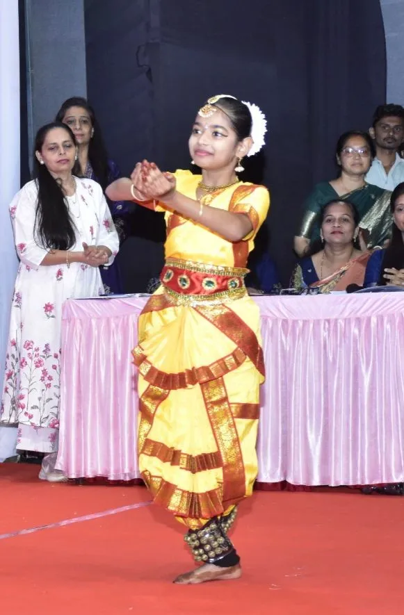 ગંભીર બીમારીને હરાવી જામનગરની 9 વર્ષની આરુષીએ ભરતનાટ્યમમાં સ્થાપ્યો વર્લ્ડ રેકોર્ડ 3 jamnagar arushi bharatanatyam world record navras 1.png