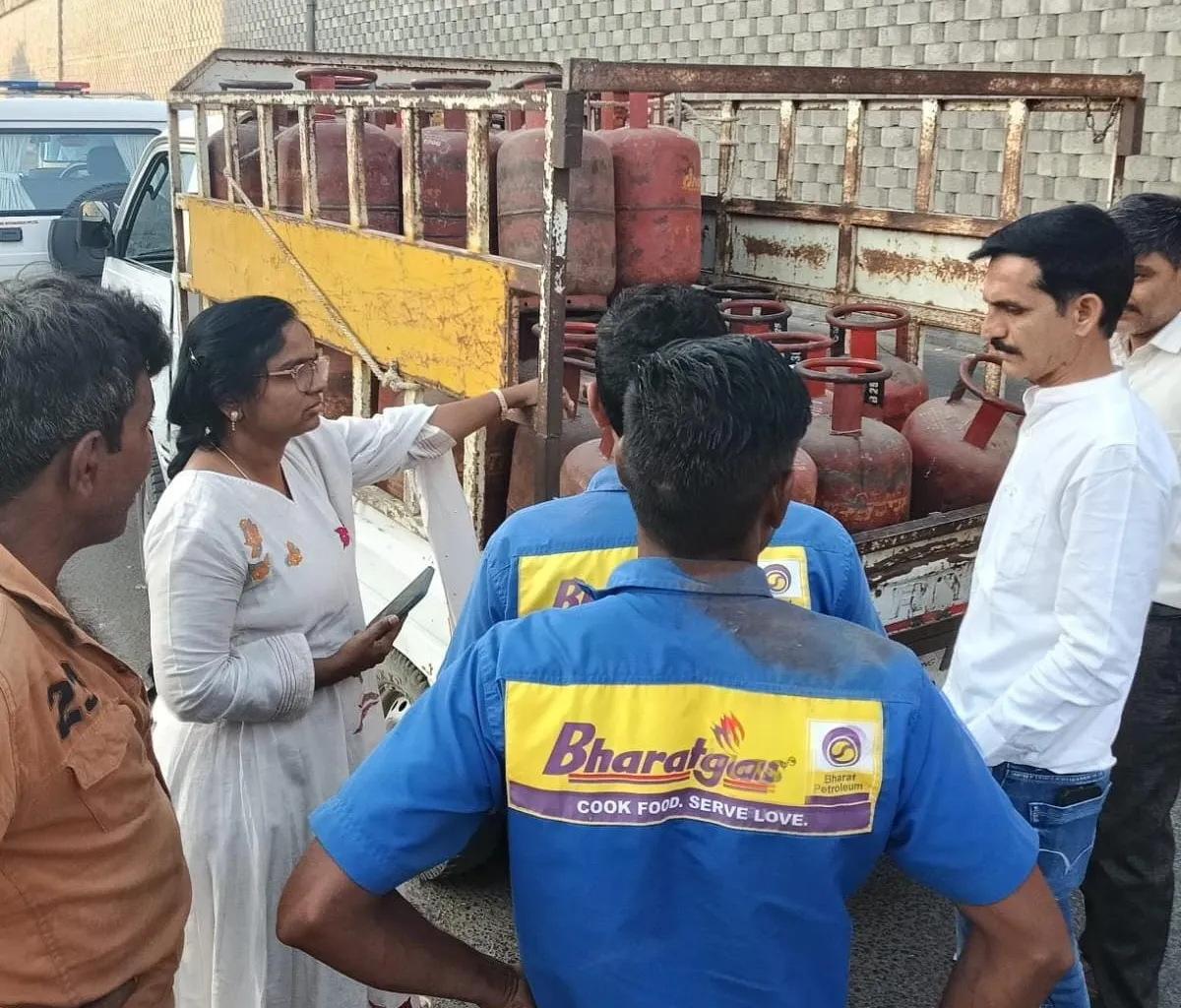 આણંદ જિલ્લામાં એલપીજી ગેસની કાળાબજારી અટકાવવા તંત્ર દ્વારા આકસ્મિક તપાસ ઝુંબેશ શરૂ 2 anand lpg gas inspection supply department action 1.png