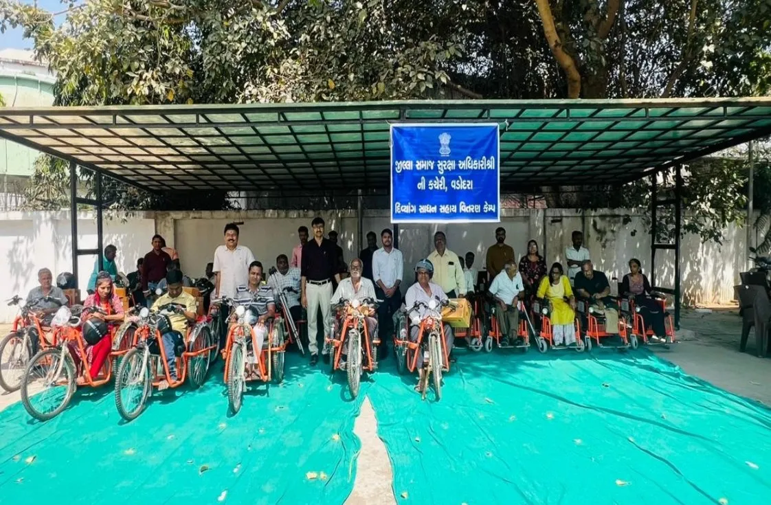 વડોદરામાં દિવ્યાંગજનો માટે મોટોરાઈઝ્ડ ટ્રાયસિકલ અને જોયસ્ટિક વ્હીલચેર વિતરણ કેમ્પ યોજાયો 2 vadodara divyang motorized tricycle wheelchair distribution camp.jpeg