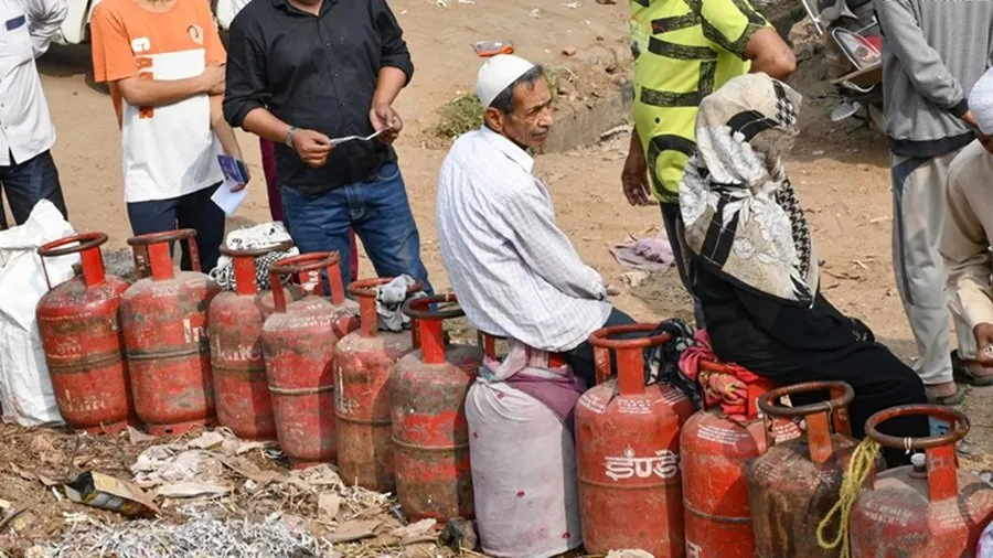 LPG સંકટ વચ્ચે એક્શનમાં સરકાર! કાળાબજારી કરનારાઓ પર તરાપ, દરોડામાં ઝડપાયો સિલિન્ડરનો મોટો જથ્થો 2 lgp gas.jpg