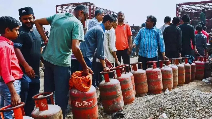 LPG સંકટ વચ્ચે એક્શનમાં સરકાર! કાળાબજારી કરનારાઓ પર તરાપ, દરોડામાં ઝડપાયો સિલિન્ડરનો મોટો જથ્થો 3 lpg5.jpg