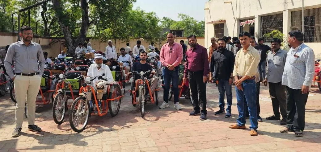 સુરેન્દ્રનગર જિલ્લામાં દિવ્યાંગજનોને આત્મનિર્ભર બનાવવા જોયસ્ટિક વ્હીલચેર અને મોટરાઈઝ્ડ ટ્રાઈસિકલનું વિતરણ 2 surendranagar divyang assistive devices distribution.png