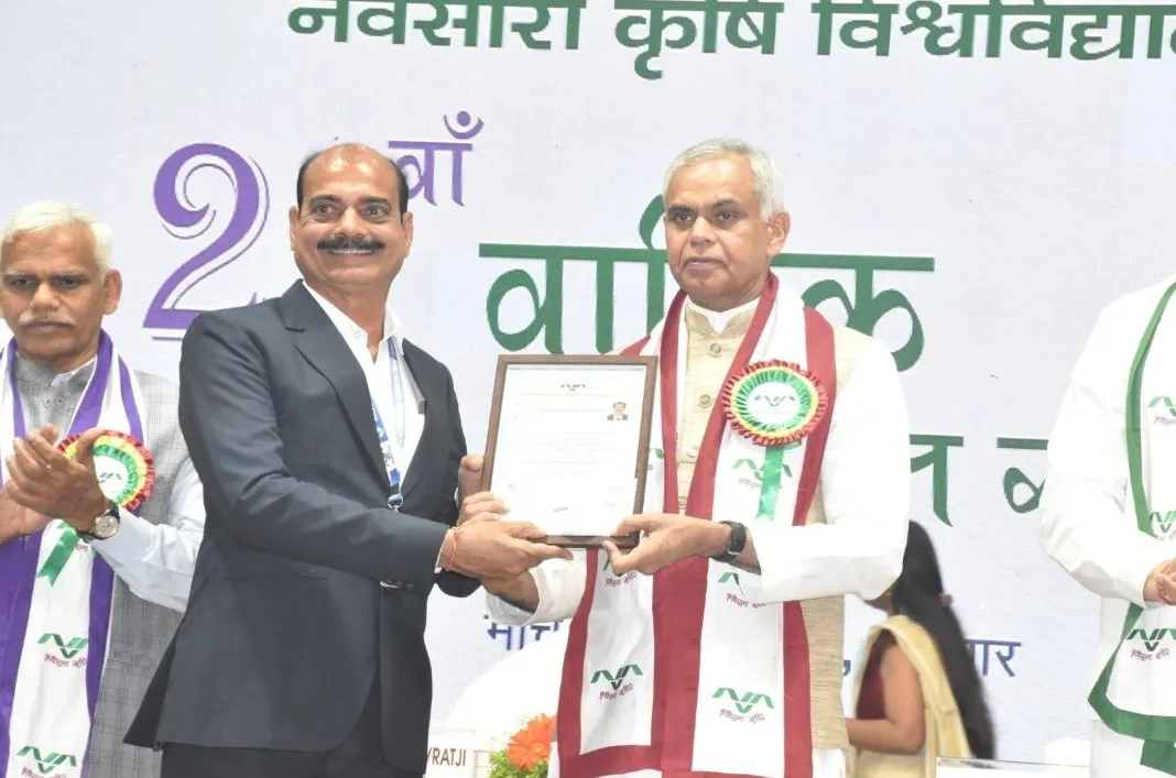 નવસારી કૃષિ યુનિવર્સિટીના પદવીદાન સમારંભમાં ડૉ. કે. વી. વાડોદરીયાને બેસ્ટ રિસર્ચર એવોર્ડથી સન્માન 2 kv vadodariya best researcher cotton award.jpeg