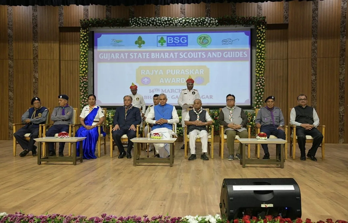 ગાંધીનગર લોકભવનમાં રાજ્યપાલ આચાર્ય દેવવ્રતજીના હસ્તે સ્કાઉટ્સ-ગાઈડ્સને રાજ્ય સન્માન, યુવા પેઢીને શિસ્ત અને પરિશ્રમનો સંદેશ 3 Gujarat Scouts Guides State Award Ceremony Gandhinagar 2.jpeg