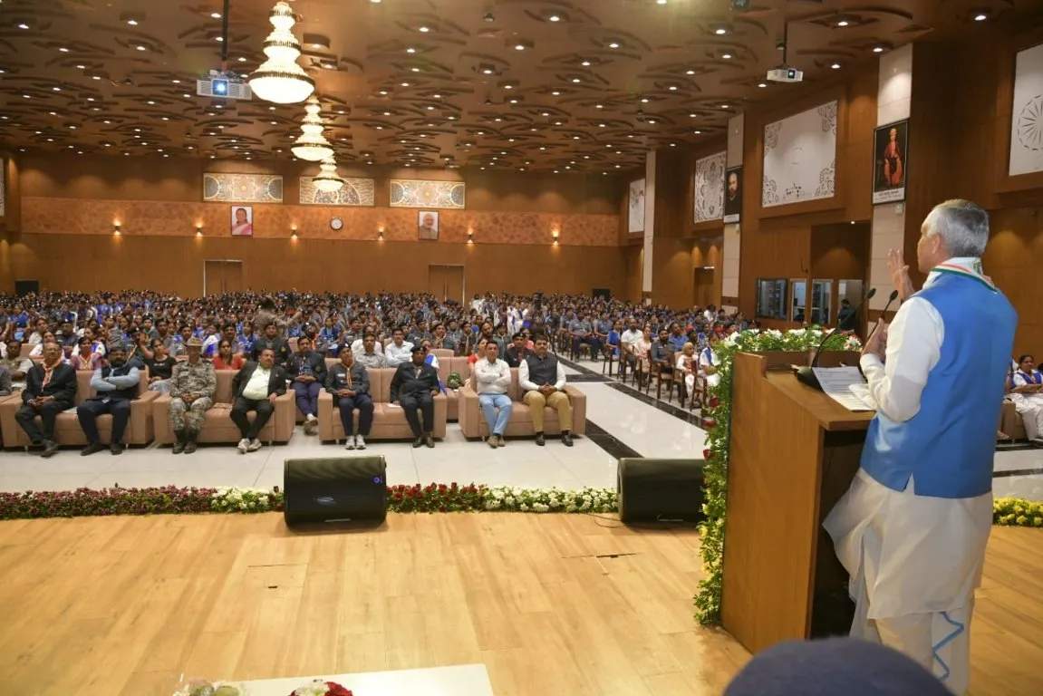 ગાંધીનગર લોકભવનમાં રાજ્યપાલ આચાર્ય દેવવ્રતજીના હસ્તે સ્કાઉટ્સ-ગાઈડ્સને રાજ્ય સન્માન, યુવા પેઢીને શિસ્ત અને પરિશ્રમનો સંદેશ 2 Gujarat Scouts Guides State Award Ceremony Gandhinagar 3.jpeg