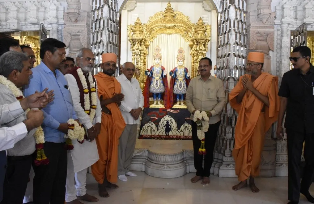 ભરૂચના ઝાડેશ્વર સ્વામિનારાયણ મંદિરમાં મુખ્યમંત્રી ભૂપેન્દ્રભાઈ પટેલે કર્યા દર્શન, જળાભિષેક કરી રાજ્યની સુખ-સમૃદ્ધિ માટે પ્રાર્થના 4 Bharuch Zadeshwar Swaminarayan Temple CM Bhupendra Patel Visit 1.jpeg