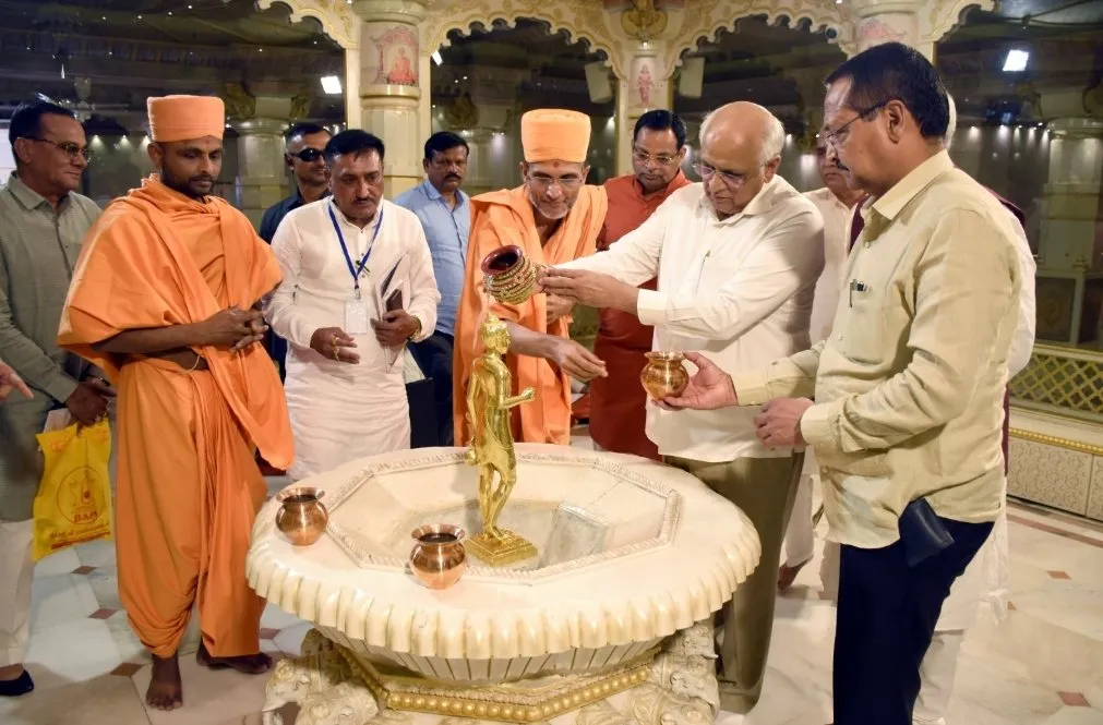 ભરૂચના ઝાડેશ્વર સ્વામિનારાયણ મંદિરમાં મુખ્યમંત્રી ભૂપેન્દ્રભાઈ પટેલે કર્યા દર્શન, જળાભિષેક કરી રાજ્યની સુખ-સમૃદ્ધિ માટે પ્રાર્થના 3 Bharuch Zadeshwar Swaminarayan Temple CM Bhupendra Patel Visit 2.jpeg