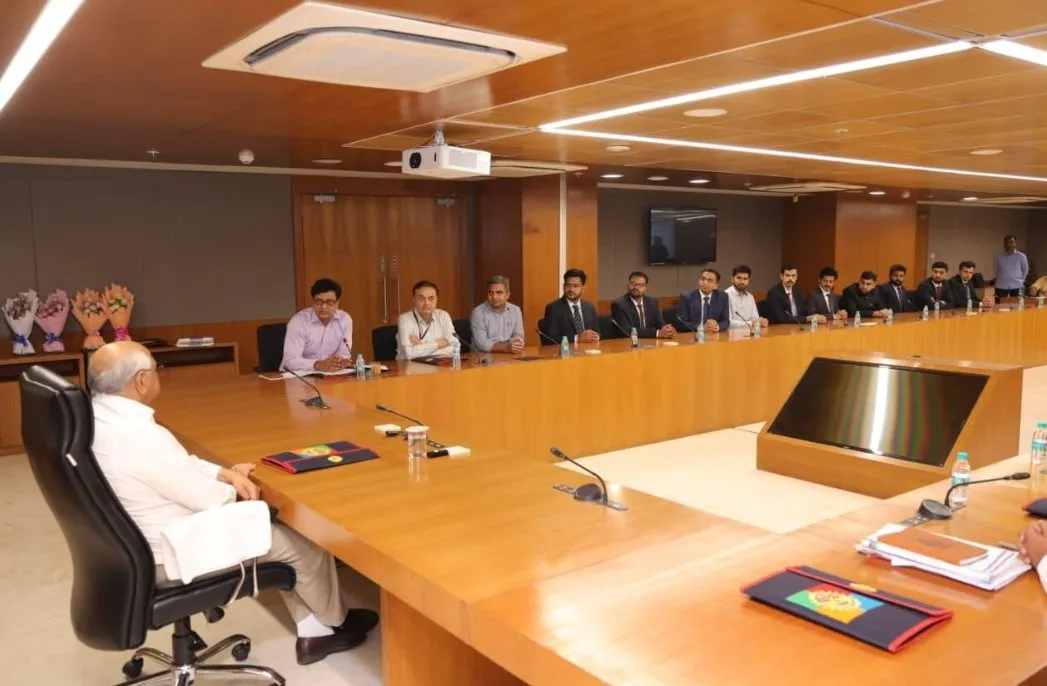 યુપીએસસી સિવિલ સર્વિસીસ પરીક્ષા 2025માં સફળ થયેલા SPIPAના 35 યુવાઓએ મુખ્યમંત્રી ભૂપેન્દ્ર પટેલ સાથે કરી શુભેચ્છા મુલાકાત 3 SPIPA UPSC 2025 Successful Candidates Meet CM Bhupendra Patel 2.jpeg