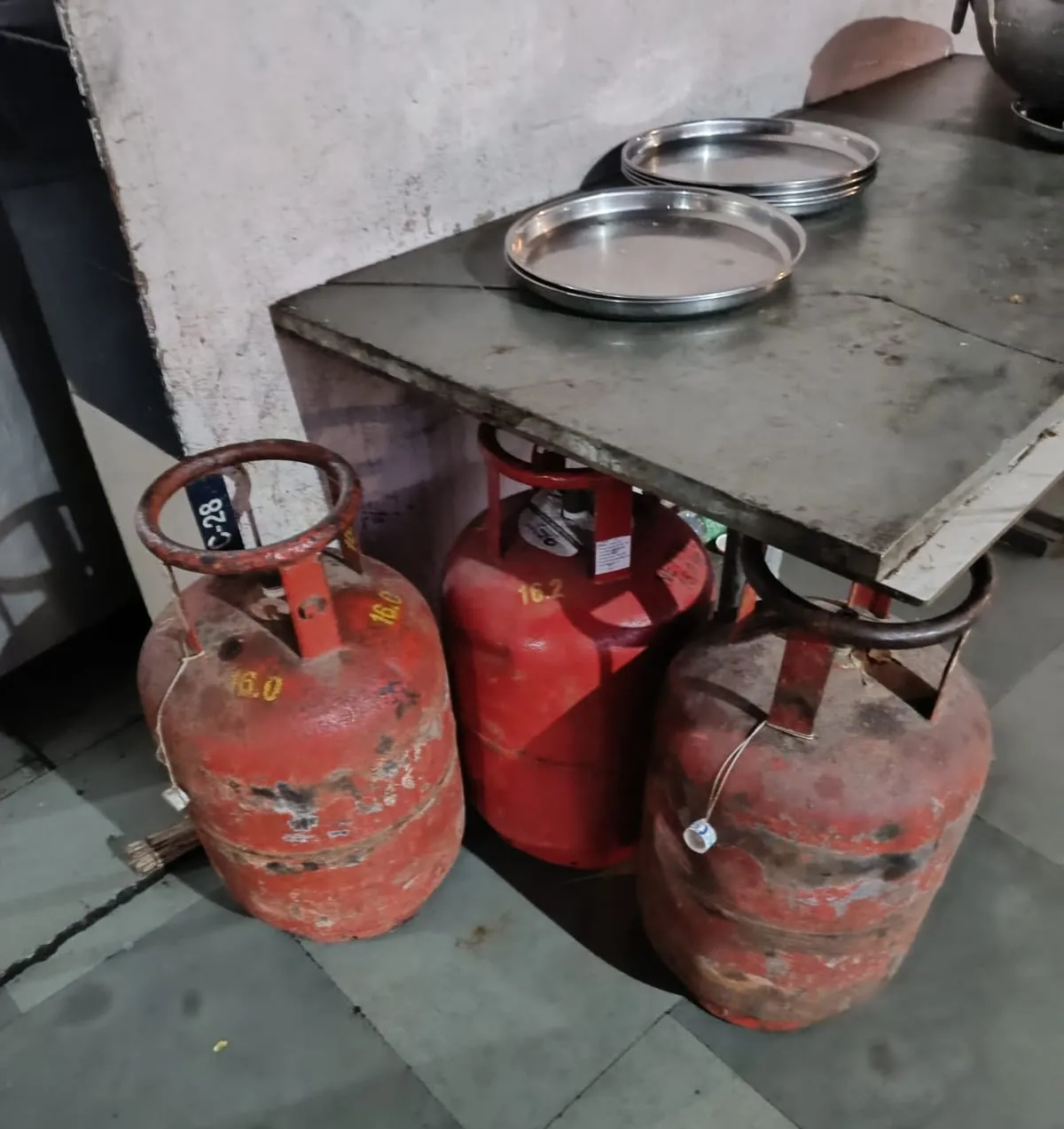 વડોદરામાં ઘરેલું ગેસ સિલિન્ડરના ગેરકાયદેસર ઉપયોગ સામે કાર્યવાહી, પોરની હોટેલમાંથી ૧૭ સિલિન્ડર જપ્ત 2 Vadodara Illegal Domestic Gas Cylinder Seizure Hotel Galaxy 1.png