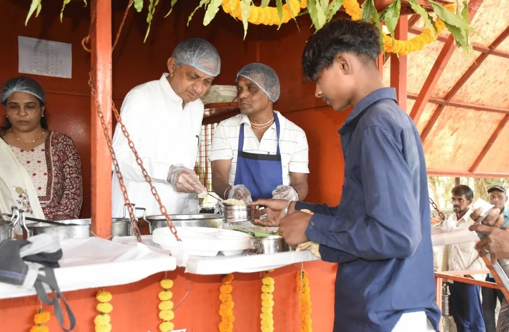 શ્રમિક અન્નપૂર્ણા યોજનાને વધુ વેગ: મંત્રી કુંવરજીભાઈ બાવળિયાએ જન્મદિવસે શ્રમિકોને પોતાના હાથે પીરસ્યું ભોજન 3 Shramik Annapurna Yojana Gujarat Kunvarji Bavaliya 2.jpeg