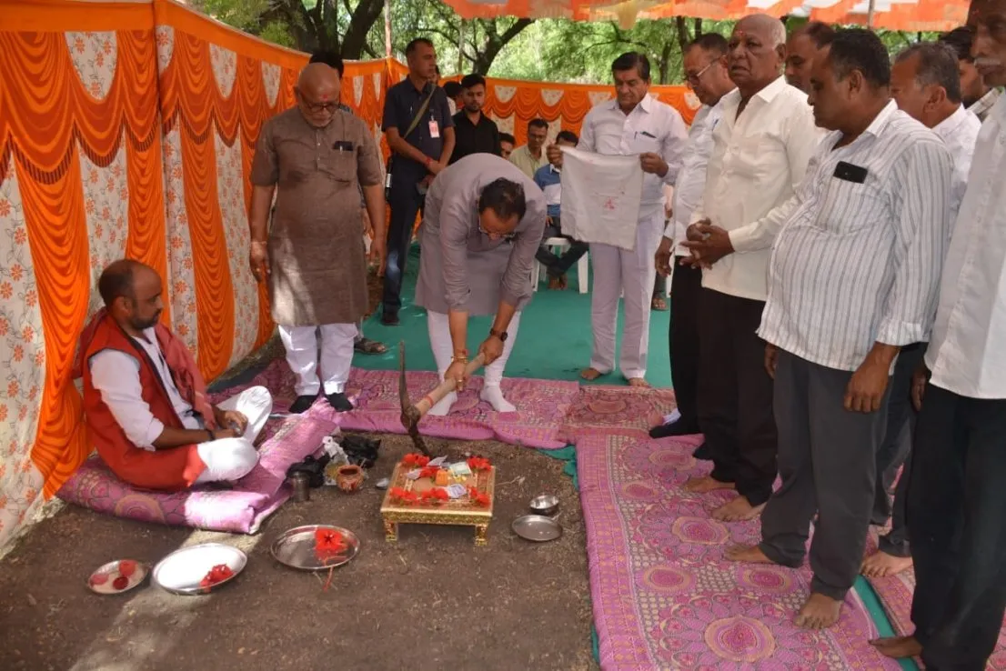 સિહોર તાલુકાના નાના સુરકામાં ગ્રામ વિકાસને વેગ: કૃષિ મંત્રી જીતુભાઈ વાઘાણીના હસ્તે ગ્રામ પંચાયત ભવનનું ભૂમિપૂજન 2 Nana Surka Gram Panchayat Building Bhumi Pujan Bhavnagar 1.jpeg