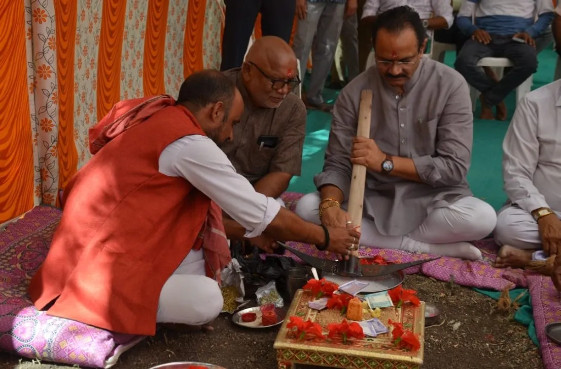 સિહોર તાલુકાના નાના સુરકામાં ગ્રામ વિકાસને વેગ: કૃષિ મંત્રી જીતુભાઈ વાઘાણીના હસ્તે ગ્રામ પંચાયત ભવનનું ભૂમિપૂજન 3 Nana Surka Gram Panchayat Building Bhumi Pujan Bhavnagar 2.jpeg