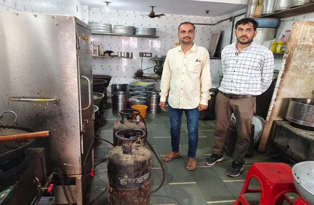 રાજકોટ જિલ્લામાં ઘરેલુ ગેસના ગેરવપરાશ સામે તંત્રની કાર્યવાહી, રૂ.2.07 લાખના સિલિન્ડર સીઝ 2 Rajkot Domestic Gas Cylinder Seizure Drive 1.jpeg