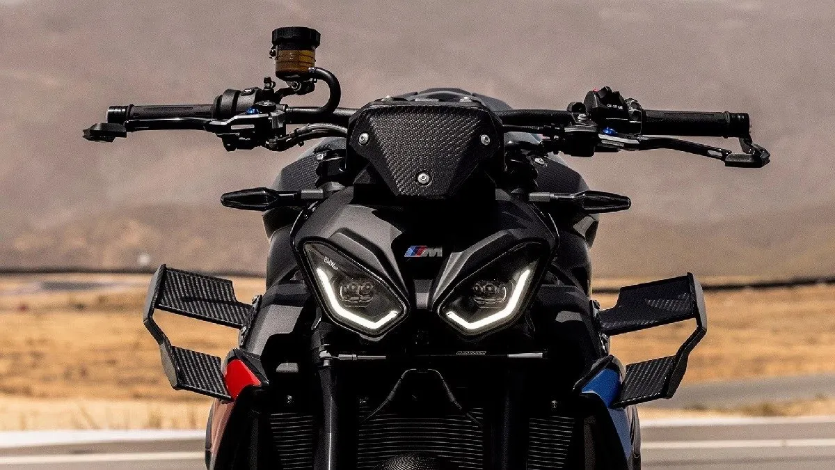 BMW M 1000 R લોન્ચ: માત્ર 3.2 સેકન્ડમાં 100ની સ્પીડ, જાણો આ 33.50 લાખની સુપરબાઈકની ખાસિયત 2 WhatsApp Image 2026 03 16 at 10.00.27 PM.jpeg