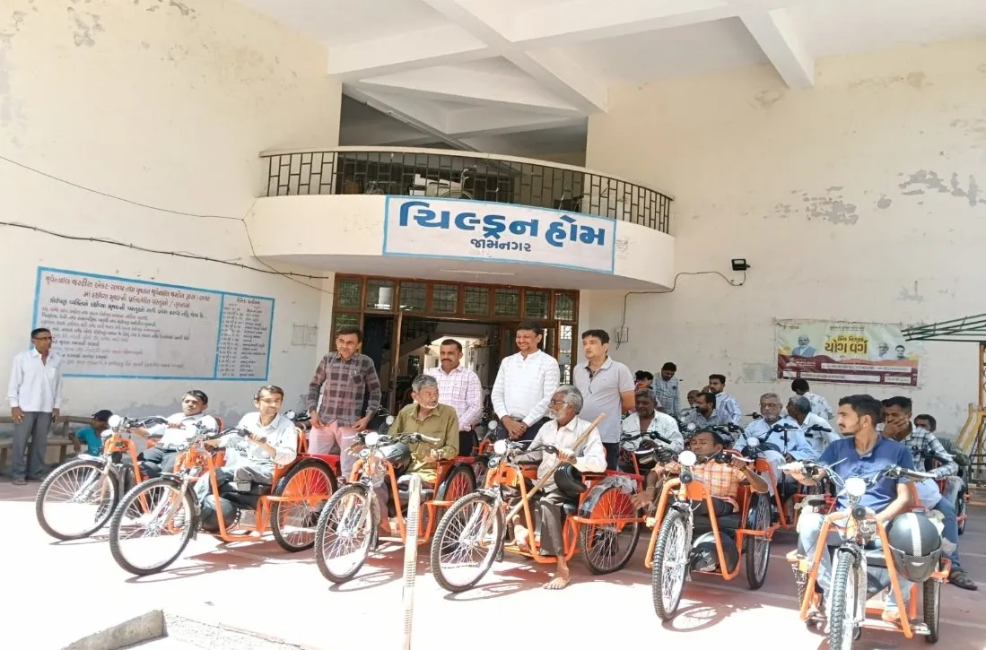 જામનગરમાં 30 દિવ્યાંગોને મોટરાઇઝ્ડ ટ્રાયસાઇકલનું વિતરણ, સ્વાવલંબન તરફ મહત્વપૂર્ણ પગલું 2 Jamnagar Divyang Tricycle Distribution Gujarat.jpeg