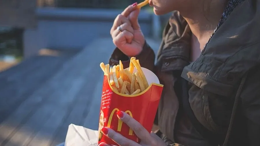 eating with left hand