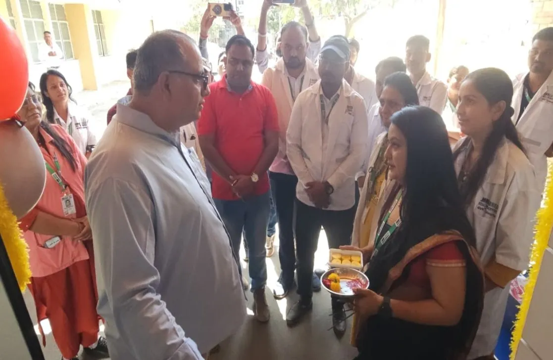 સાબરકાંઠામાં શ્રમિકો માટે ધન્વંતરી આરોગ્ય રથનો પ્રારંભ 3 Sabarkantha Dhanvantari Health Rath Workers Service 2.jpeg