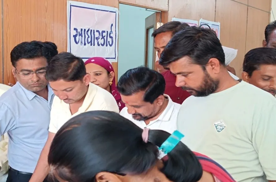 હિંમતનગરમાં સેવાસેતુ કાર્યક્રમ યોજાયો, નાગરિકોને સ્થળ પર જ વિવિધ સરકારી સેવાઓનો લાભ 3 Himmatnagar Seva Setu Program Citizen Services 1.jpeg