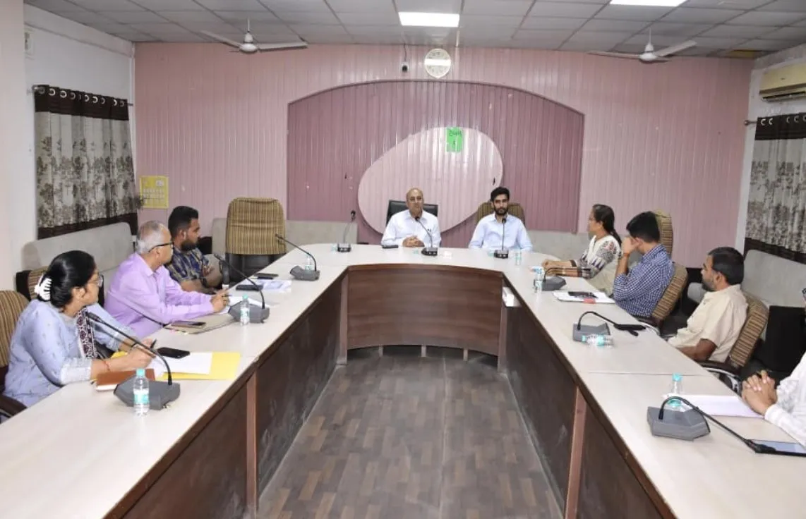 જામનગર જિલ્લા પંચાયતમાં કલેક્ટર કેતન ઠક્કરની સક્રિયતા, જાહેર રજાના દિવસે પણ કામગીરીની સમીક્ષા બેઠક 3 Jamnagar District Panchayat Review Ketan Thakkar 2026 2.jpeg