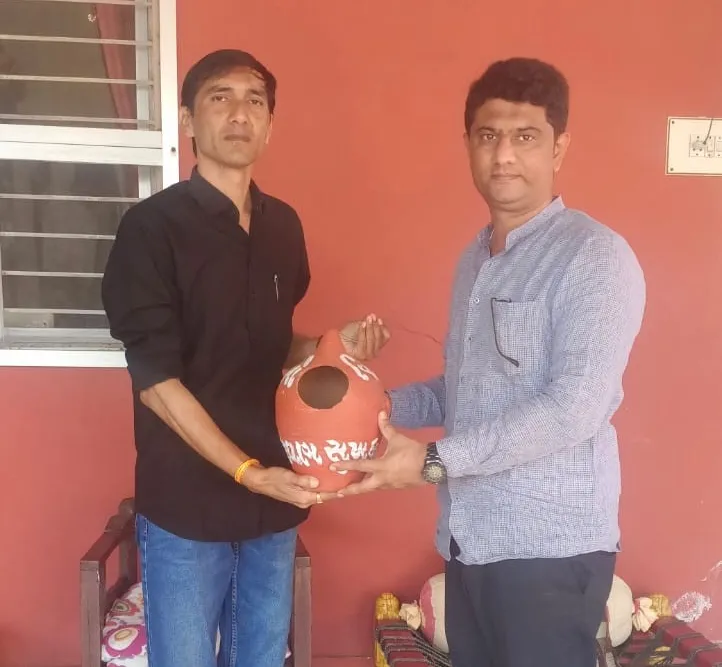 ‘વિહંગનો વિસામો’ અભિયાનથી લાખો પક્ષીઓને આશરો, અરવલ્લીના બામણા ગામથી ઉઠેલો માનવતાનો અનોખો સંદેશ 2 Vihang no Visamo Sparrow Conservation Gujarat 2026 2.png