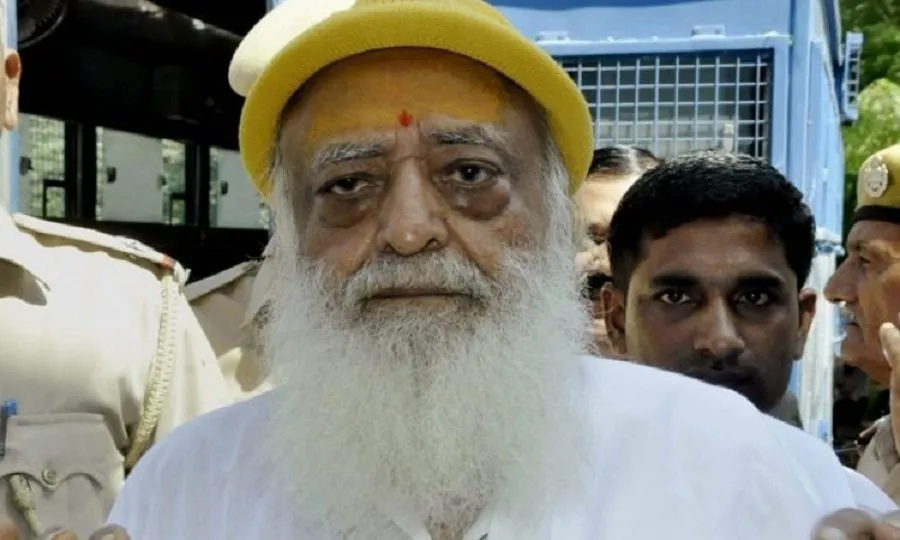 "રાજકીય આશ્રય અને અંધશ્રદ્ધાનો ખેલ": અશોક ખરાત કેસમાં સામનાનો સરકાર પર વળતો પ્રહાર, મંત્રીઓના નામ ઉછળ્યા 2 Asaram.jpg