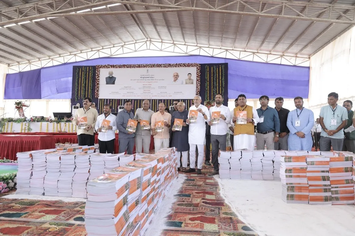 અમરેલીમાં મુખ્યમંત્રી ભૂપેન્દ્ર પટેલની હાજરીમાં વિકાસ કાર્યોની ભેટ, APMC ખાતે ‘વિરાટ’ શેડનું લોકાર્પણ 3 amreli apmc virat shed development projects bhupendra patel 1.jpeg