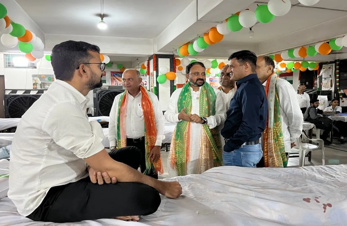 શહીદ દિવસ પૂર્વે સુરતમાં ૧૨૭ ડાયમંડ કંપનીઓનો મહાયજ્ઞ, ૧૨૦૫ યુનિટ રક્તદાનથી શહીદોને અનોખી શ્રદ્ધાંજલિ 3 Surat Diamond Industry Blood Donation Shaheed Diwas 1.jpeg