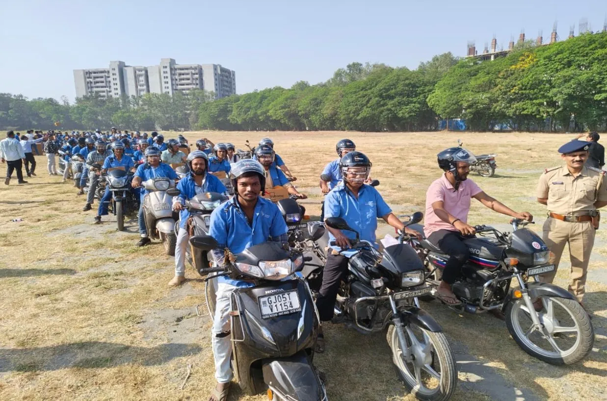 સુરતમાં માર્ગ સલામતી માટે વિશેષ ઝુંબેશ, ટ્રાફિક પોલીસ દ્વારા હોસ્પિટલ સ્ટાફને હેલ્મેટ વિતરણ 2 Surat Traffic Police Helmet Distribution Road Safety Drive 1.jpeg