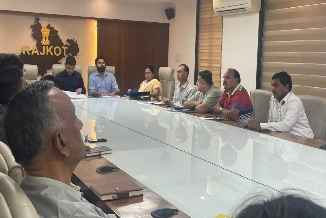 રાજકોટમાં નાગરિક પુરવઠા સલાહકાર સમિતિ બેઠક, 173 ગેસ સિલિન્ડર સીઝ અને અનાજ વિતરણની સમીક્ષા 3 Rajkot Civil Supply Meeting Gas Cylinder Seizure Ration Distribution 1.jpeg