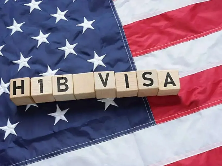 H-1B વિઝા: પગાર વધશે પણ નોકરીઓ ઘટશે? જાણો એન્ટ્રી લેવલના કામદારો માટે કેમ ખરાબ છે આ સમાચાર. 2 hb visa2.jpg