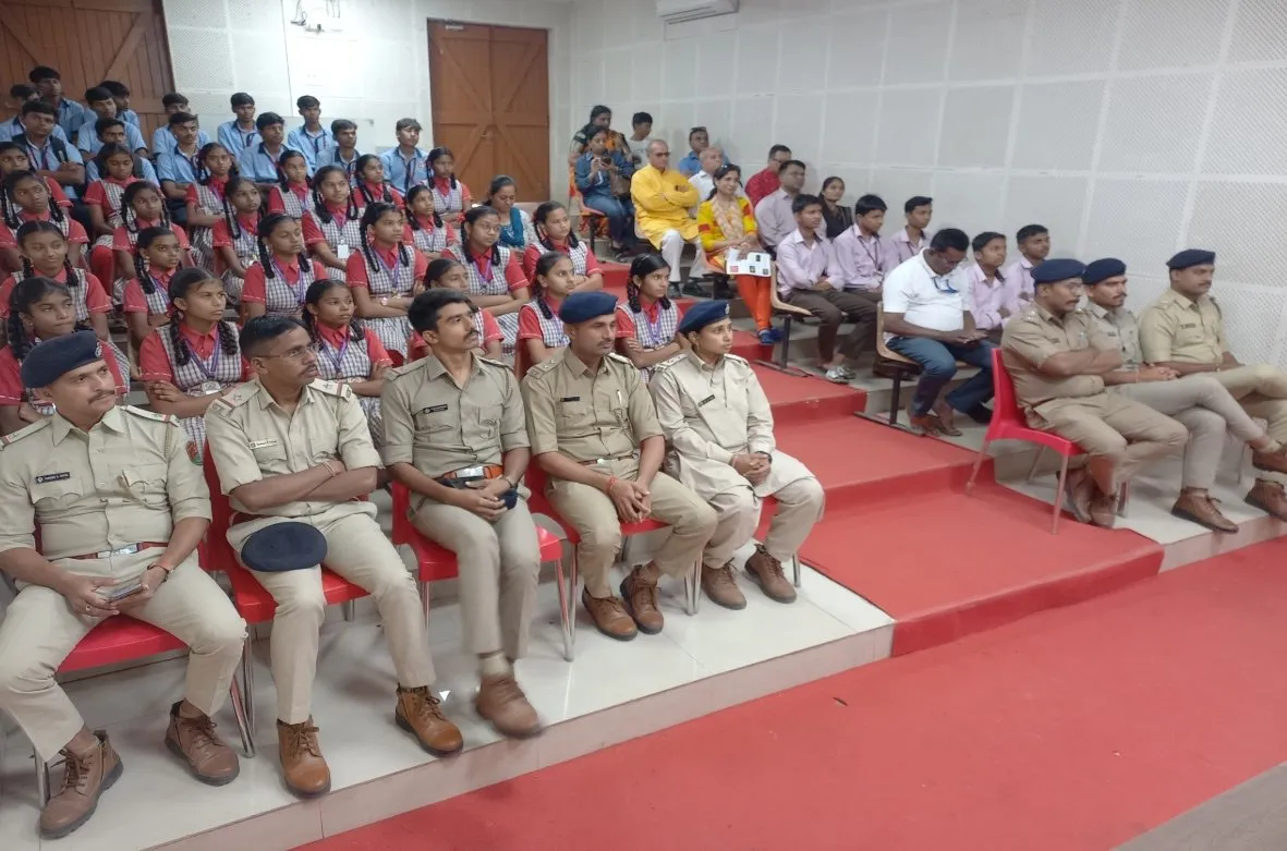 ધરમપુરમાં વિશ્વ ચકલી દિવસની ઉજવણીથી વિદ્યાર્થીઓમાં પર્યાવરણ જાગૃતિ અને ચકલી સંરક્ષણનો સંદેશ 2 World Sparrow Day Dharampur Valsad Awareness Program 1.jpeg