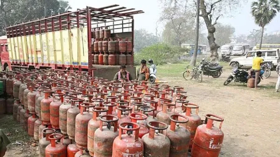 LPG સિલિન્ડરના ભાવ: મોંઘવારી વચ્ચે ગૃહિણીઓને રાહત, જાણો તમારા શહેરમાં આજનો ગેસનો ભાવ. 2 lpg.jpg