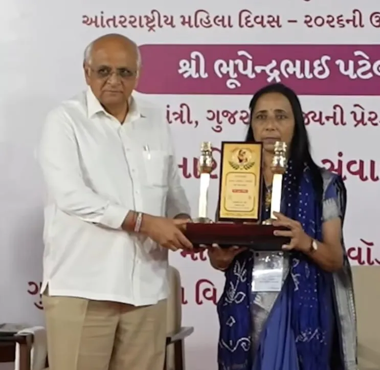 હિંમતનગરની આનંદીબેન પટેલને ‘માતા યશોદા એવોર્ડ’, આંગણવાડી ક્ષેત્રે નિષ્ઠા અને સેવાભાવનું અનોખું ઉદાહરણ 2 Himmatnagar Anganwadi Supervisor Anandi Patel Mata Yashoda Award Gujarat.png