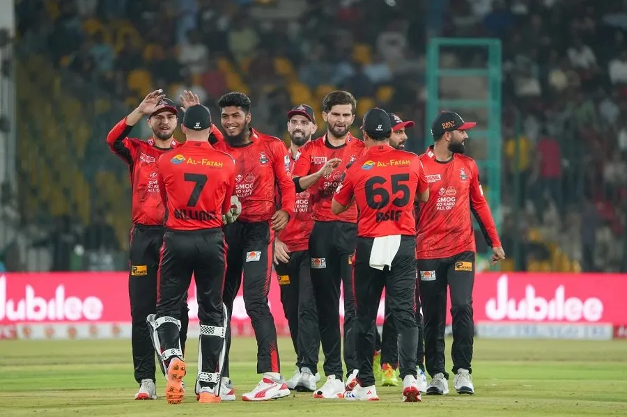 શું PSL હવે 'થર્ડ ક્લાસ' લીગ બની ગઈ? બોલ ટેમ્પરિંગની ઘટનાએ પાકિસ્તાન ક્રિકેટને કર્યું શરમજનક 2 lahor.jpg