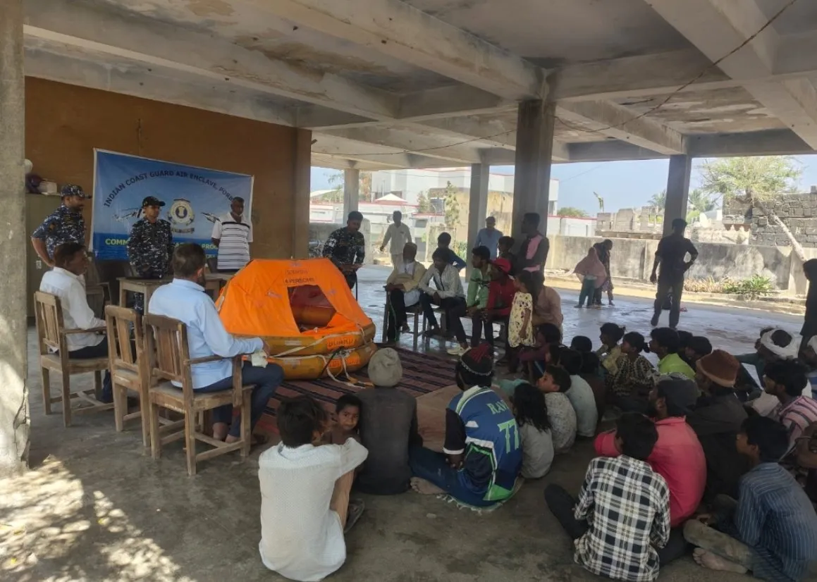 માધવપુર ખાતે મત્સ્યોદ્યોગ વિભાગ અને કોસ્ટગાર્ડ દ્વારા સંયુક્ત અવેરનેસ કાર્યક્રમ 2 Madhavpur Fishermen Safety Awareness.jpeg