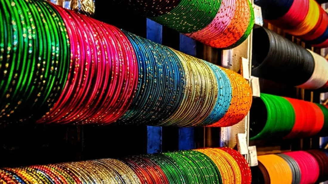 સાવધાન! શું તમે પણ ફેંકી રહ્યા છો જૂની બંગડીઓ કચરામાં? થઈ શકે છે મોટું નુકસાન! 2 Bangles