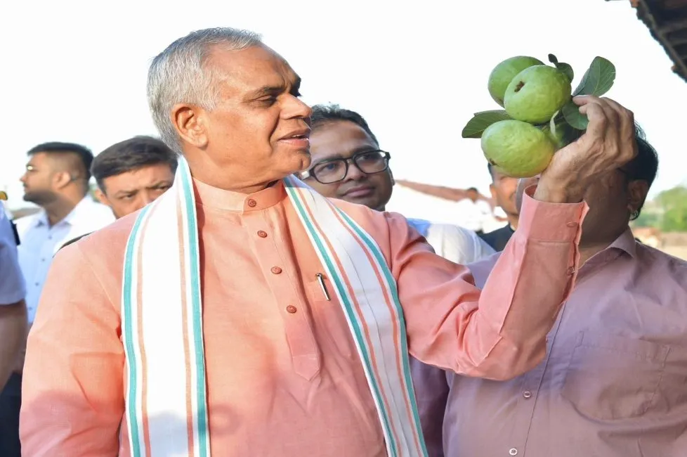 રાજ્યપાલ આચાર્ય દેવવ્રતજીનું બેલા ગામે સાદગીપૂર્ણ રોકાણ, પ્રાકૃતિક ખેતીના પ્રચાર માટે ખેડૂતો સાથે આત્મીય સંવાદ 2 Governor Devvrat Natural Farming Talaja Rajpara Visit 2.jpeg