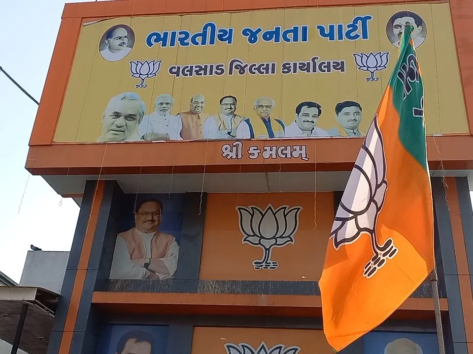 Valsad: વલસાડ જિલ્લા ભાજપમાં ટિકિટ ફાળવણી મુદ્દે ભારે ઘમસાણ: નનકવાડા અને કોસંબા બેઠકો પર 'ધુરંધરો'ના પારિવારિક મોહથી સંગઠન ભીંસમાં 2 WhatsApp Image 2026 04 02 at 6.54.58 PM.jpeg