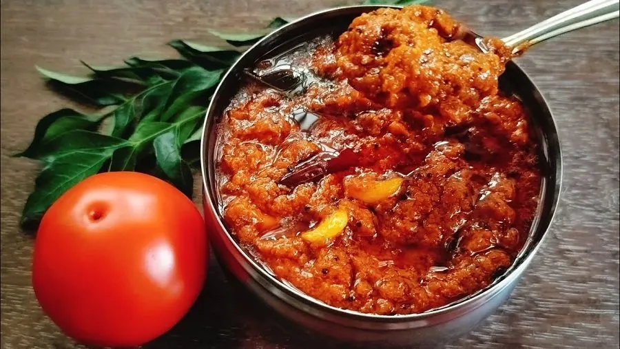 આંગળા ચાટતા રહી જશો! જાણો કેવી રીતે બને છે સ્મોકી ફ્લેવરવાળી કાચી-પાકી ટામેટાની ચટણી. 3 tomato chutney