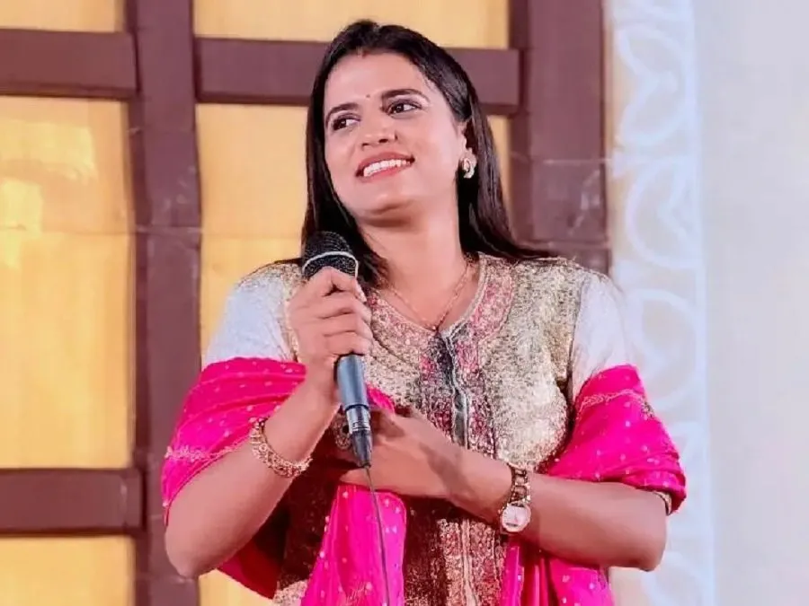 રાજલ બારોટનું રાજકારણમાં પદાર્પણ: શું લોકપ્રિયતા મતમાં પરિવર્તિત થશે? જાણો કઈ બેઠક પરથી લડવાની છે પૂરી શક્યતા 2 baraot2.jpg