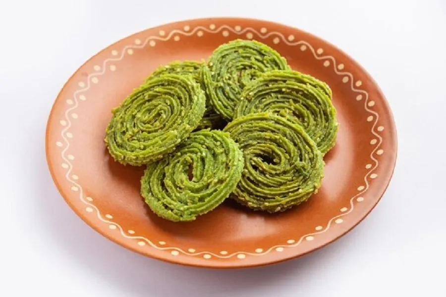 ઉનાળાના વેકેશન માટે બેસ્ટ સ્ટોરેબલ નાસ્તો એટલે પાલક ચકરી. 3 Palak chakri.1.jpg
