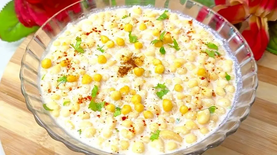 શું તમારા બુંદી રાયતામાં નથી આવતો હોટલ જેવો સ્વાદ? જાણો હલવાઈ ભાઈનો આ 'સીક્રેટ' મસાલો. 2 Boondi raita