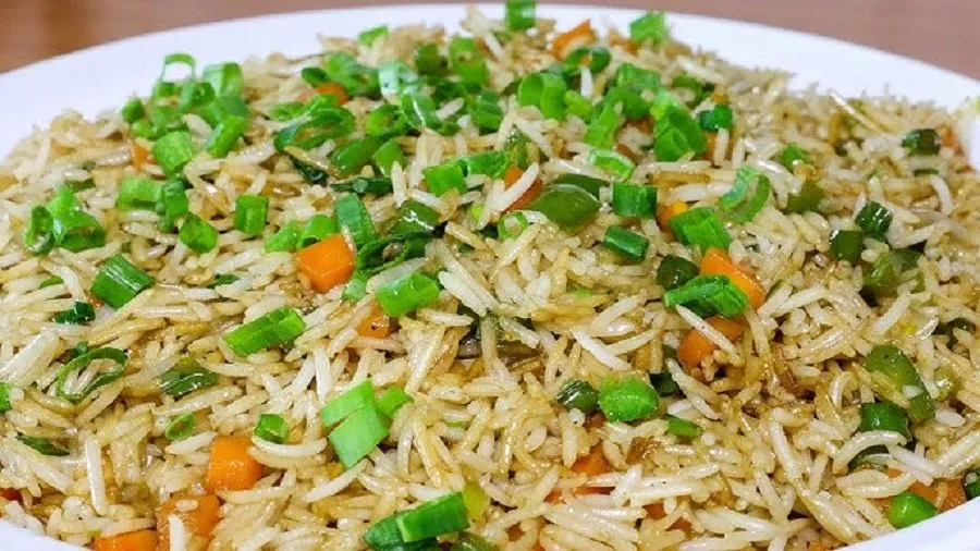 શું તમારા ફ્રાઈડ રાઈસ ચીકણા થઈ જાય છે? આ રહી રેસ્ટોરન્ટ જેવો સ્વાદ મેળવવાની ૩ સિક્રેટ ટ્રિક્સ 2 Fried rice
