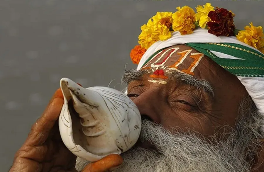 શું તમે પણ રાત્રે શંખ વગાડો છો? ભૂલથી પણ ન કરતા આ કામ, જાણો શંખનાદનો સાચો સમય 2 conch shell