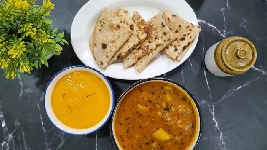 ટ્રેડિશનલ ગુજરાતી થાળી: આમરસ અને પડવાળી રોટલી, ઉનાળાની બપોરનું સર્વોત્તમ ભોજન. 2 AAMRAS.1.jpg