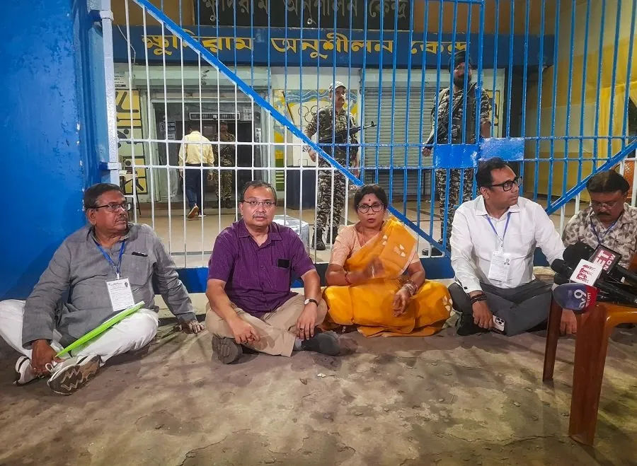 બંગાળમાં મધરાતે EVM ડ્રામા: મમતા બેનર્જી પોતે પહોંચ્યા સ્ટ્રોંગરૂમ, TMCના ધરણા અને ભારે હોબાળો 3 mamata2.jpg